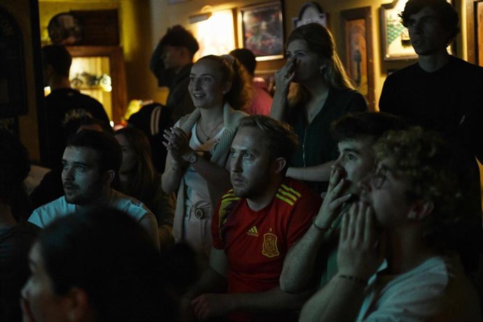 Aficionados, algunos de ellos extranjeros, disfrutan del partido de fútbol entre España y Alemania del Mundial de Qatar 2022, en el pub irlandés O'Connell St, a 27 de noviembre de 2022, en Madrid, (España). Hoy se celebra el segundo partido que disputa 