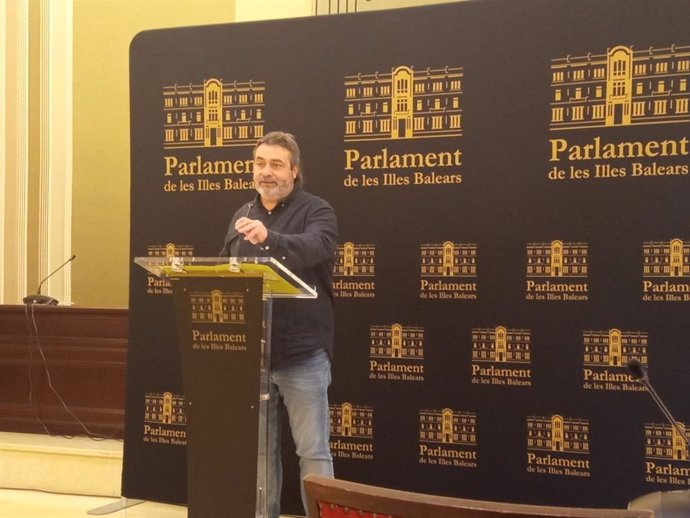 El diputado de MÉS per Mallorca Joan Mas, en la rueda de prensa del Parlament.