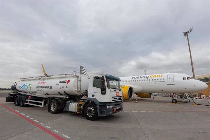 Suministro de SAF de Cepsa a un avión de Vueling en el aeropuerto de Sevilla