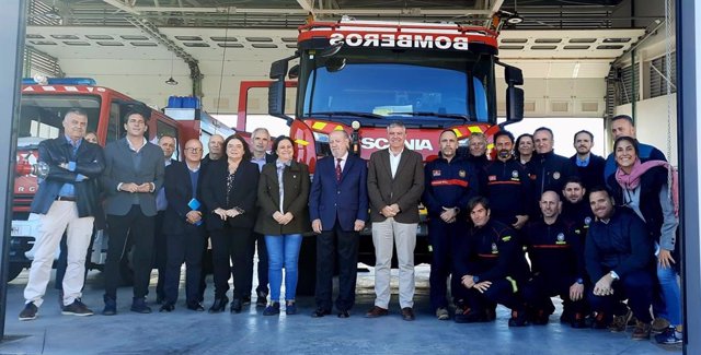 El presidente de la Diputación, Fernando Rodríguez Villalobos, y el alcalde de Mairena del Alcor, Juan Manuel López Domínguez, han inaugurado el nuevo parque de bomberos.