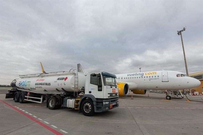 Suministro de SAF de Cepsa a un avión de Vueling en el aeropuerto de Sevilla