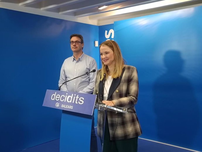 La presidenta del PP balear, Marga Prohens, junto al portavoz del PP en el Parlament balear, Toni Costa.