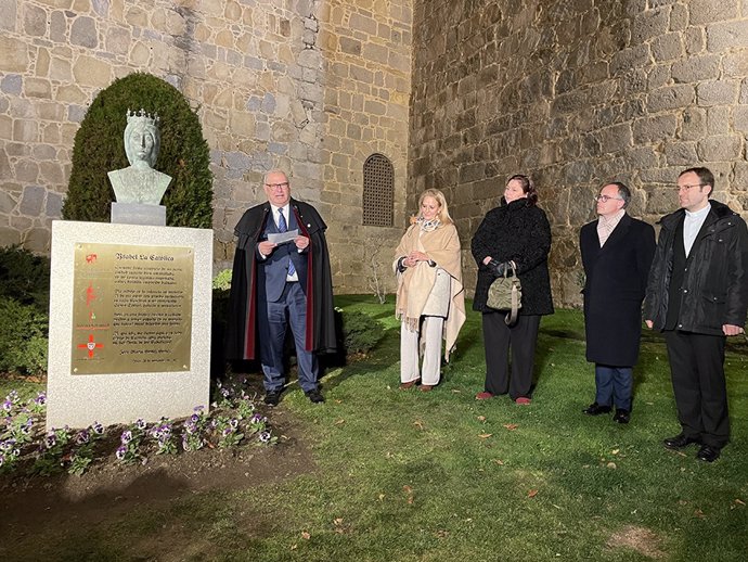 La UCAV inaugura una placa en el busto de la reina Isabel en Ávila
