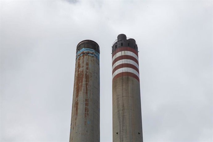 Archivo - Chimeneas de la central de Jinámar que Endesa demolerá el próximo verano