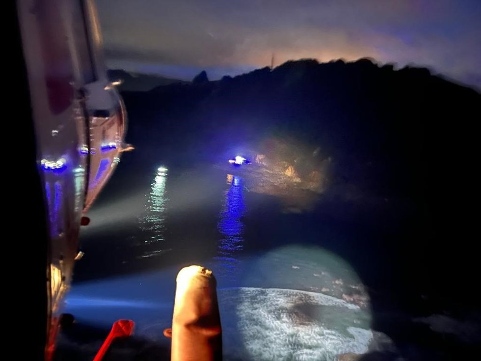 El helicóptero del Gobierno durante las labores de búsqueda al pescador desaparecido en Laredo.