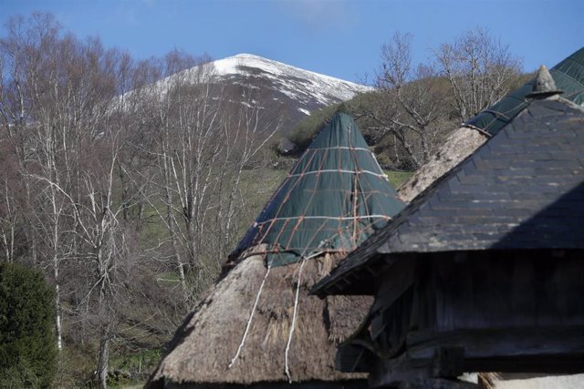 Archivo - Una cabaña ubicada en la Sierra de Ancares, a 3 de abril de 2022, en Cervantes, Lugo, Galicia (España). Un frente frío polar ártico entró en Galicia el 31 de marzo dejando fuertes nevadas y temperaturas bajo cero que han provocado precipitacione