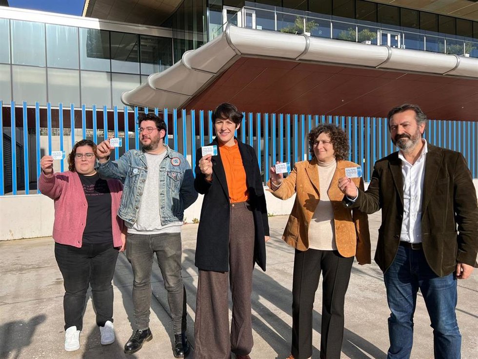 Presentación de la tarjeta 'Toda Galiza', una iniciativa del BNG para el transporte público, con la portavoz nacional, Ana Pontón.