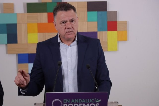 El portavoz adjunto de Por Andalucía, Juan Antonio Delgado, en rueda de prensa en la sede de Podemos Andalucía.