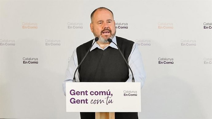 El portavoz de los comuns y diputado en el Congreso, Joan Mena, en rueda de prensa