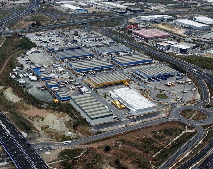 La Junta instalará electrolineras, nuevo alumbrado y placas fotovoltáicas en el área logística de Málaga