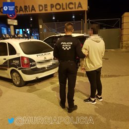 Imagen del detenido, custodiado por la Policía Local