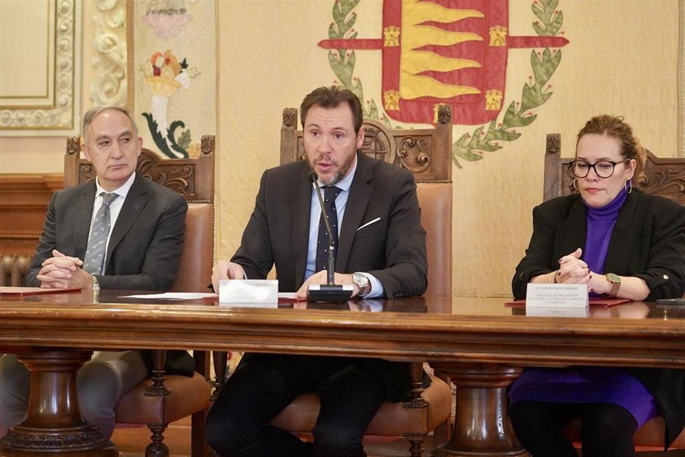 De izquierda a derecha: Antonio Largo, Óscar Puente y Charo Chávez.