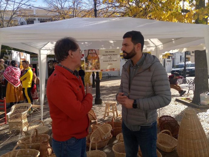 El diputado de Reto Demográfico de la Diputación de Cáceres asiste al Festival de Oficios Artesanos que se ha clausurado este fin de semana en Valencia de Alcántara