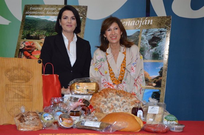 La delegada territorial de Turismo, Cultura y Deporte, Gemma del Corral, y la alcaldesa de Benaoján, Soraya García, informan de la Feria de la Chacina de Benaoján