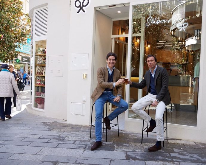 Pablo López y Juan Jurado, socios de Silbon, han presentado este lunes la nueva apuesta de la marca de moda, 'Silbon Bar'.
