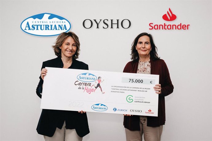 María Wandosell, CEO de Motorpress Ibérica, hace entrega del cheque de la aportación de la Carrera de la Mujer Central Lechera Asturiana a Isabel Bauluz, gerente de Madrid de la Asociación Española Contra el Cáncer