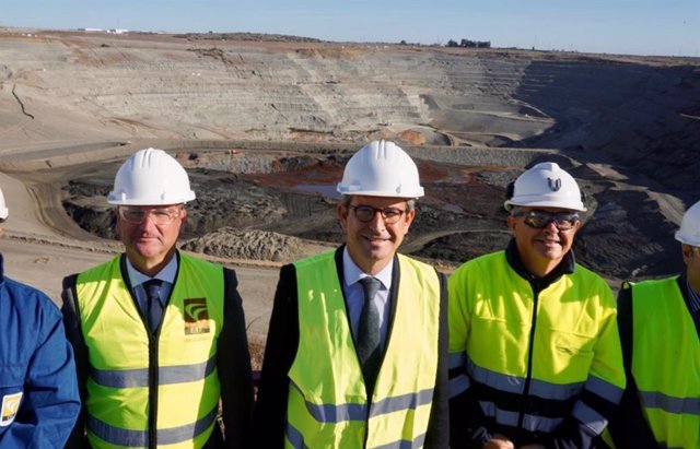 El consejero de Política Industrial y Energía, Jorge Paradela, ha visitado este lunes las instalaciones industriales de Cobre Las Cruces en la provincia de Sevilla.