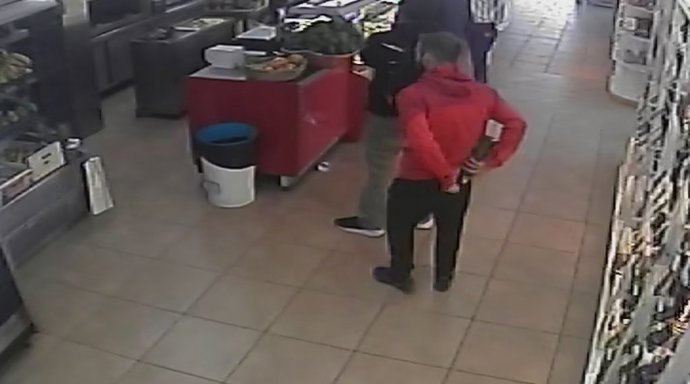 Imagen de una cámara de seguridad de uno de los supermercados afectados, que captó uno de estos hurtos.