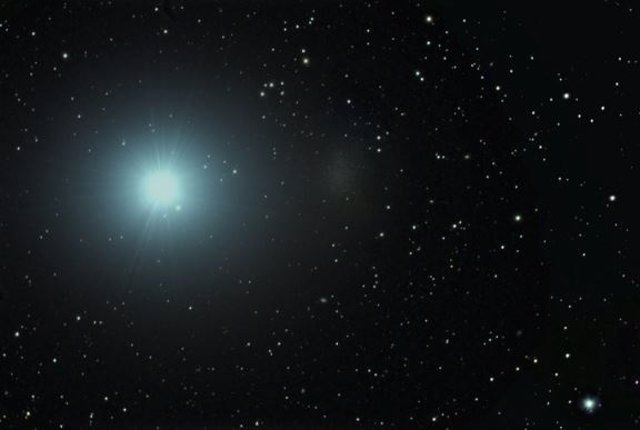 La ultradébil galaxia compañera de la Vía Láctea, Leo I, aparece como un parche tenue a la derecha de la estrella brillante, Regulus.