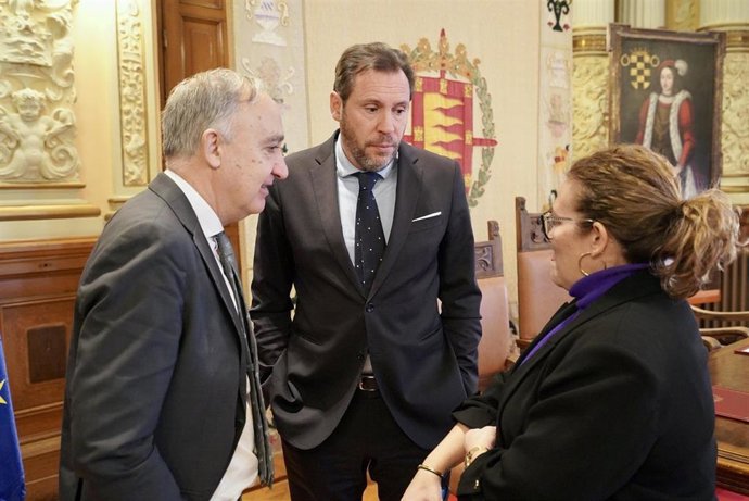 En el centro, Óscar Puente charla con el rector de la UVA y la concejal Charo Chávez.