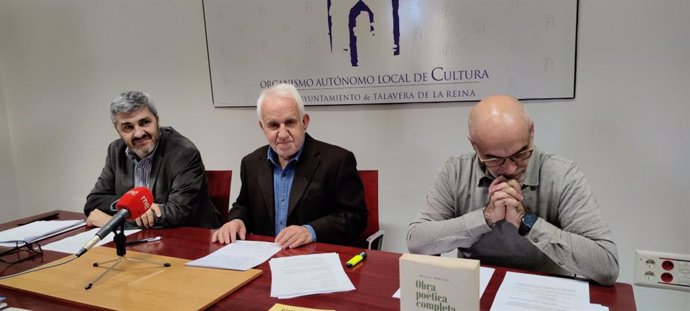 El concejal de Promoción Cultural de Talavera, Carlos Gil, anuncia los ganadores de los Premios Nacionales de Poesía Rafael Morales y Joaquín Benito de Lucas.