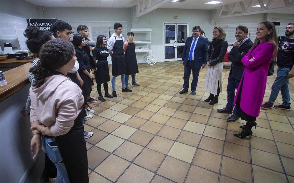 El alcalde visita los itinerarios formativos de 'Nuevos Horizontes'.