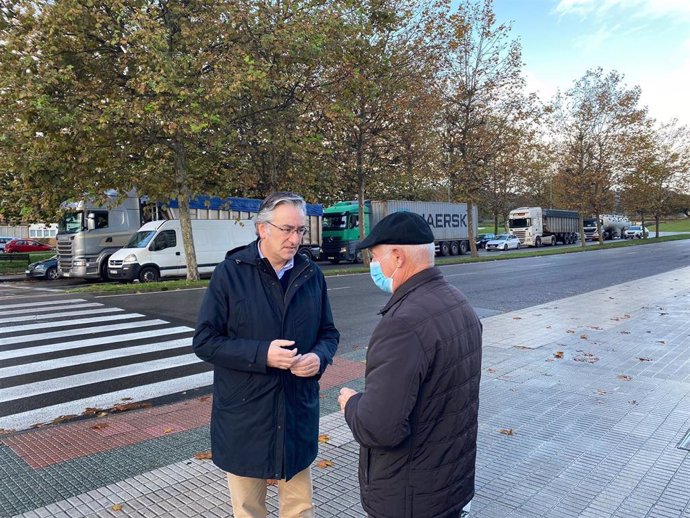 Pablo González, presidente del PP de Gijón, conversa con vecinos de la zona del Arbeyal, en Gijón