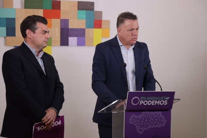 El diputado nacional de Unidas Podemos Ezequiel García, y el portavoz parlamentario adjunto de Por Andalucía, Juan Antonio Delgado, este lunes en rueda de prensa en Sevilla.