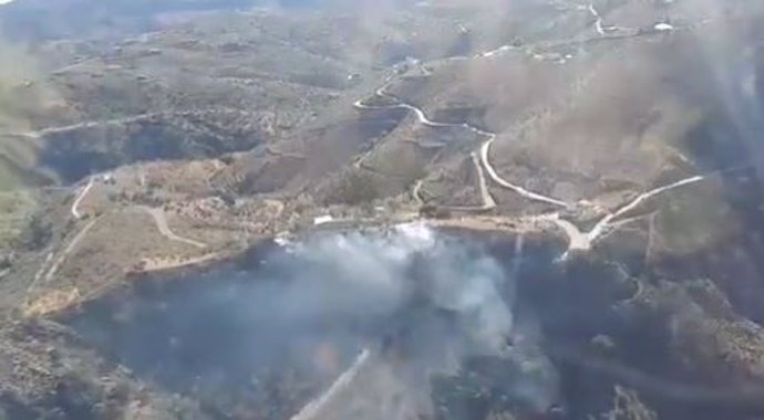 Efectivos del Infoca trabajan en un incendio forestal en Sedella