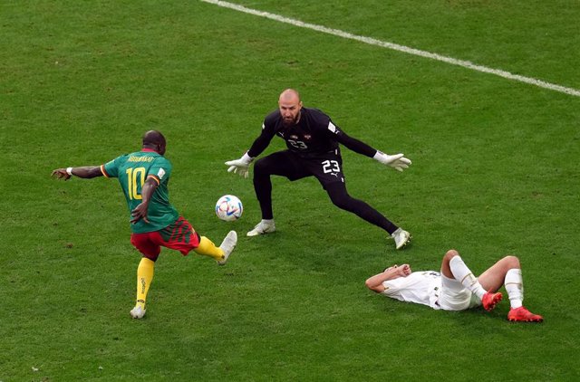 El delantero camerunés  Vincent Aboubakar marca un gol a Serbia en el Mundial de Catar. 