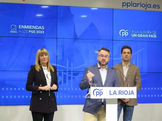 El diputado del PP riojano Javier Merino junto a los senadores, Ana Lourdes González y Carlos Yécora