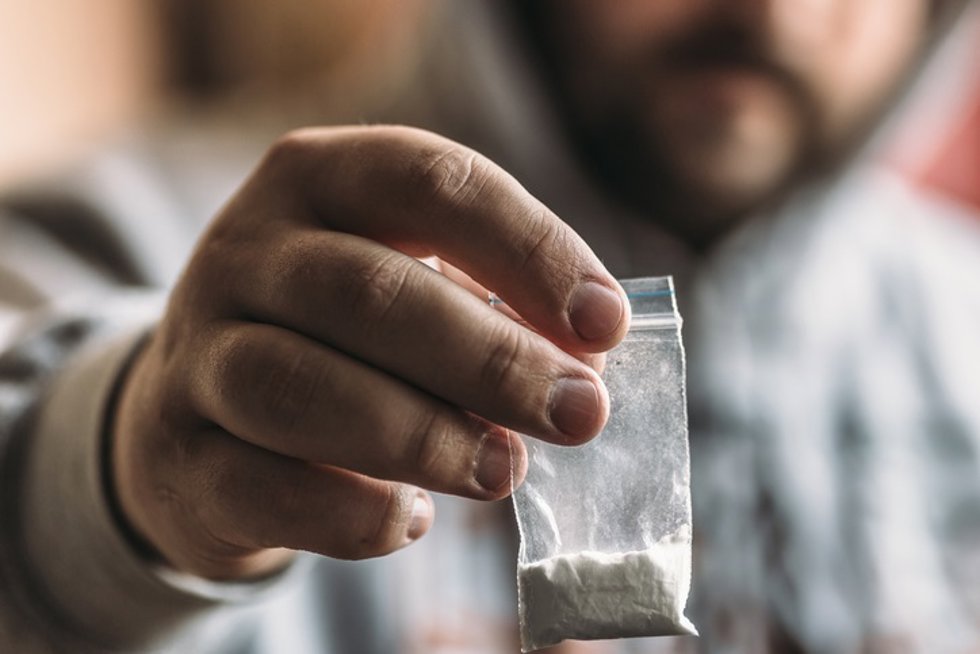 Archivo - Un hombre porta una bolsita con cocaína, en una imagen de archivo.