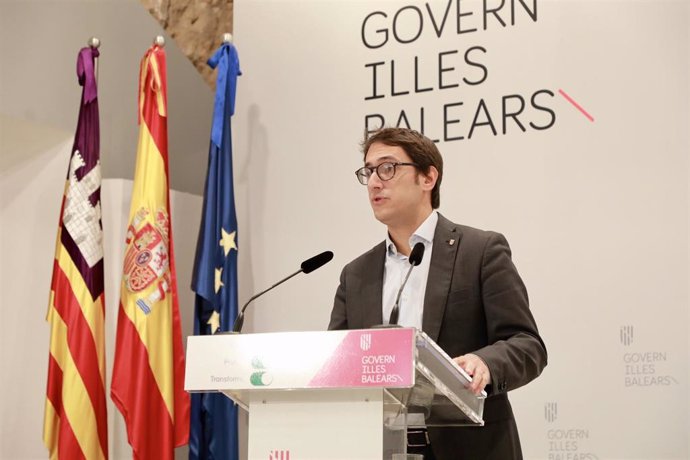 Archivo - El portavoz del Govern, Iago Negueruela, en rueda de prensa del Consell de Govern.