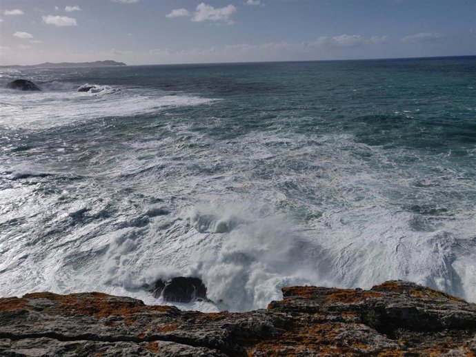 Archivo - Temporal en la costa gallega por fuerte oleaje y viento.
