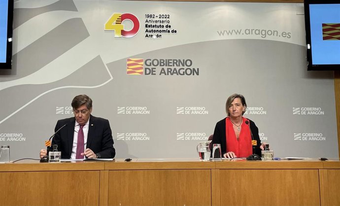 El vicepresidente y consejero de Industria, Competitividad y Desarrollo Empresarial del Ejecutivo aragonés, Arturo Aliaga, y la directora general de Comercio, Ferias, y Artesanía, Eva Fortea.