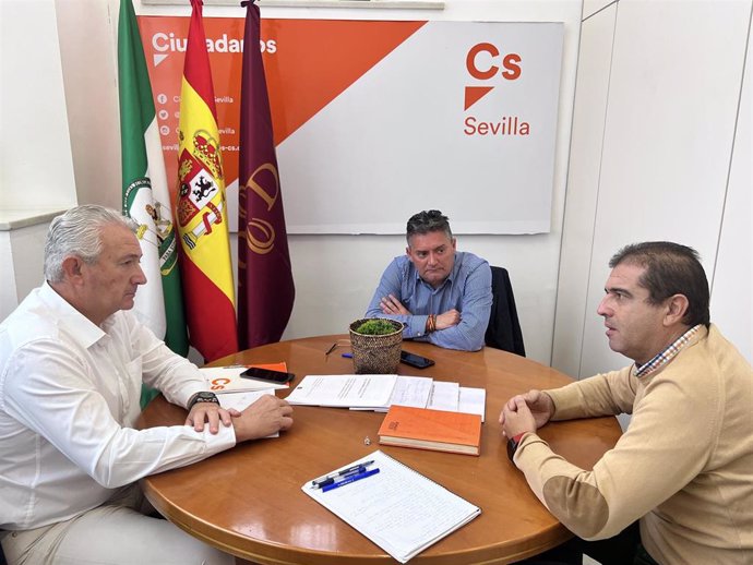 El portavoz del grupo municipal de Cs en el Ayuntamiento de Sevilla, Miguel Ángel Aumesquet, se ha reunido con delegados sindicatos del CSIF en la Policía Local.