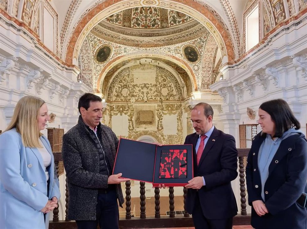 Las Cortes regionales entregan un ejemplar conmemorativo del Estatuto de Autonomía en Almagro