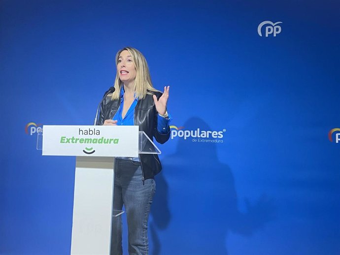 La presidenta del PP de Extremadura, María Guardiola, en rueda de prensa