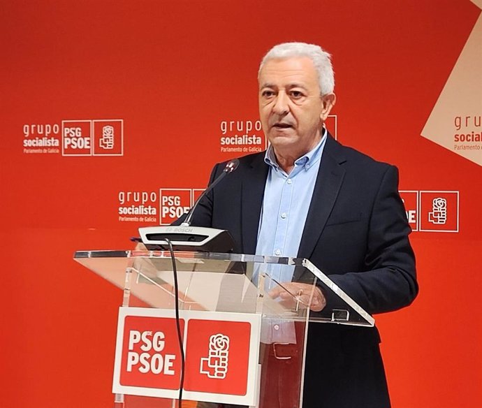 El portavoz parlamentario del PSdeG, Luís Álvarez, en rueda de prensa.