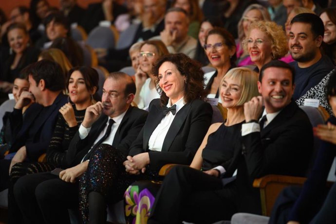 El presidente de la Diputación de Almería junto a la actriz María de Medeiros en la clausura de Fical.