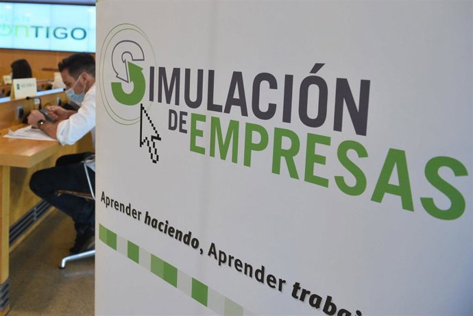 Archivo - Sevilla.-Diputación y Consejería de Educación llevan de nuevo la simulación de empresas a los centros de FP