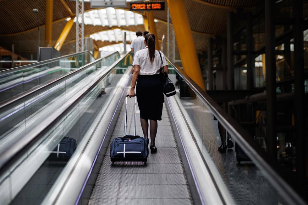 Archivo - Una azafata en las escaleras mecánicas de la Terminal 4 (T4) del aeropuerto Adolfo Suárez Madrid-Barajas, a 8 de junio de 2022, en Madrid, (España).  
