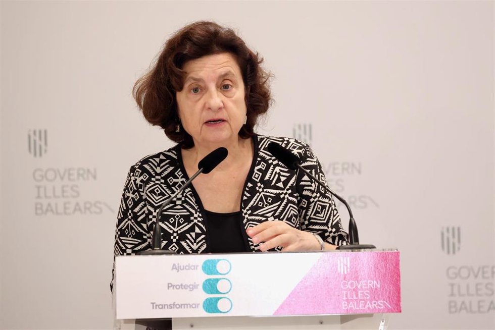 La consellera de Asuntos Sociales y Deportes, Fina Santiago, durante la rueda de prensa.