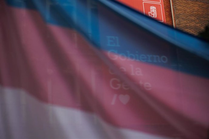 Archivo - La bandera trans delante de la sede del PSOE en la calle Ferraz.