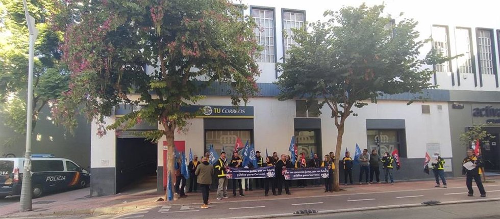 Paro de los trabajadores de Correos en Almería.