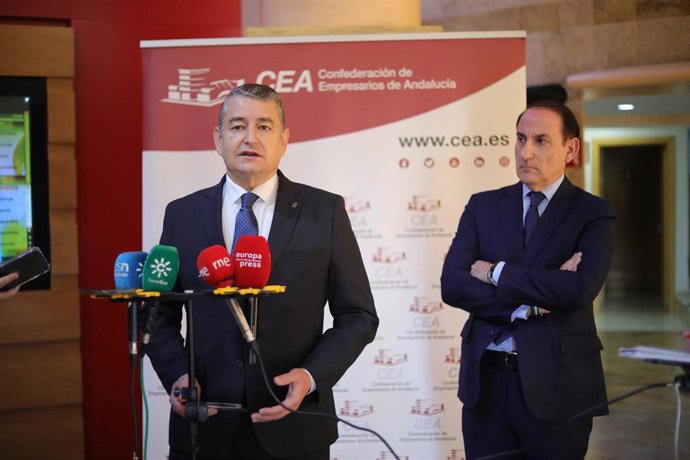 El consejero de la Presidencia, Interior, Diálogo Social y Simplificación Administrativa de la Junta de Andalucía, Antonio Sanz, atiende a los medios antes de participar en una jornada de la CEA.