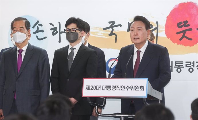 Archivo - El presidente de Corea del Sur, Yoon Suk Yeol, a la derecha, junto al ministro de Justicia, Han Dong Hoon.