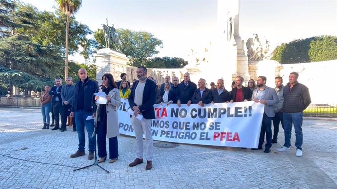 La alcaldesa de Espera leyendo el manifiesto para reclamar a la Junta una subida en el PFEA.