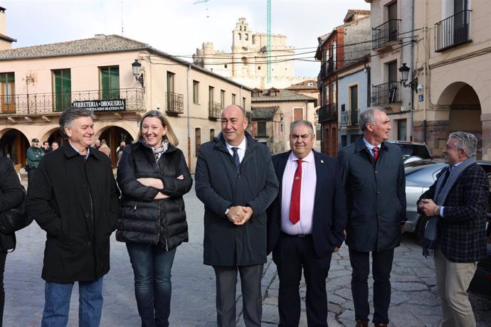 La consejera de Familia e Igualdad de Oportunidades, Isabel Blanco, junto con otros responsables políticos, durante su visita a Segovia.