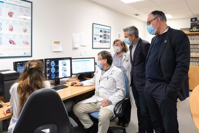 El vicepresidente, Pablo Zuloaga, y el consejero de Sanidad, Raúl Pesquera, visitan el Servicio de Medicina Nuclear de Valdecilla